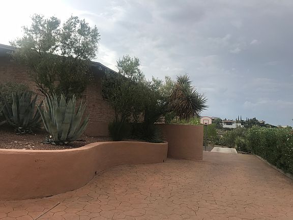 SIDE DRIVEWAY