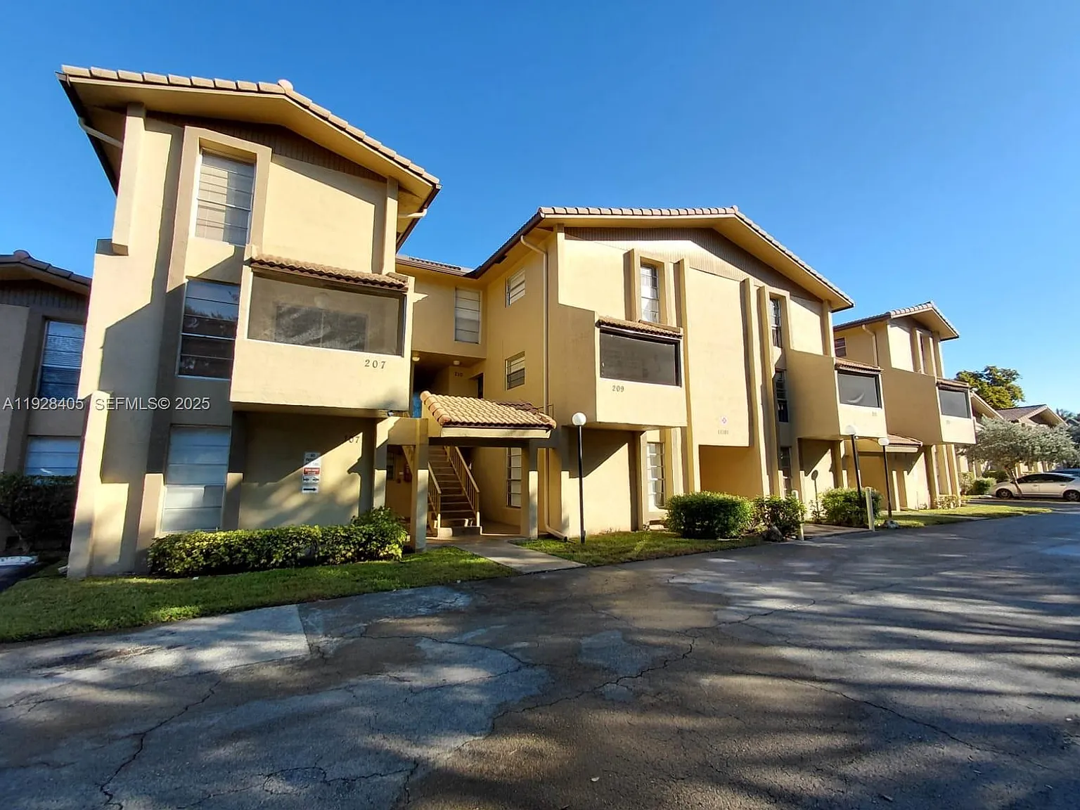 Palm Terrace Condo — Photo 2