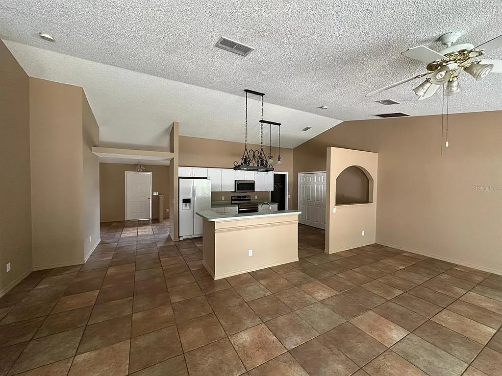 3 bed, 2.0 bath, 2028 sqft, $2,100 — Photo 2