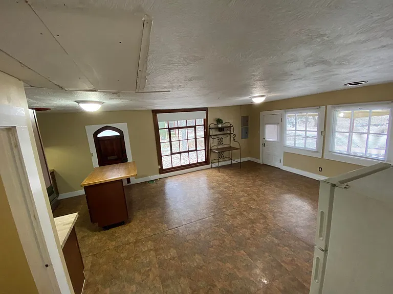 2902 E Grand St — Photo 8