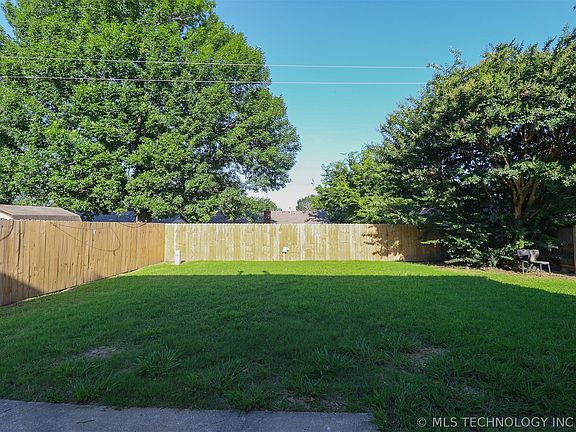 3rd image of 2708 S Oak Pl