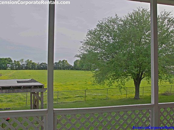 Spacious Shared Porch