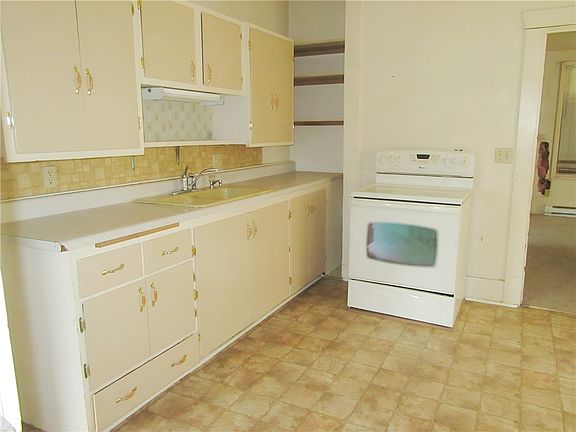 5th image of 121 Peritse Ave