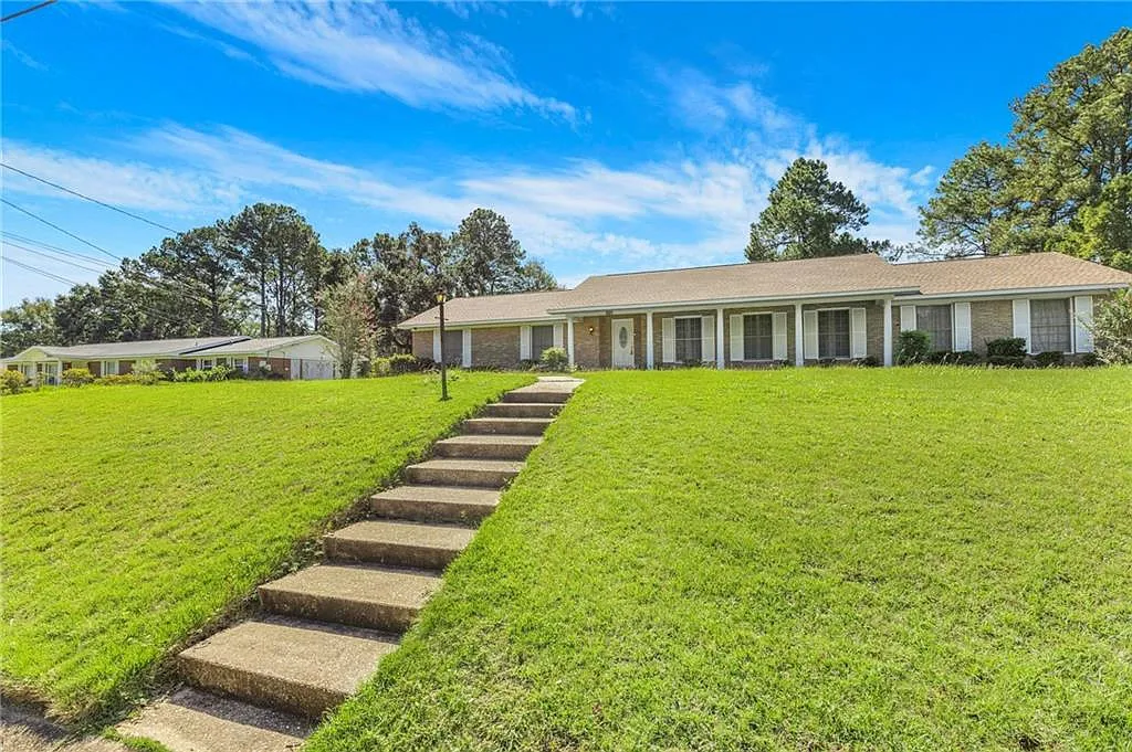 4 bed, 3.0 bath, 2196 sqft, $2,600 — Photo 4