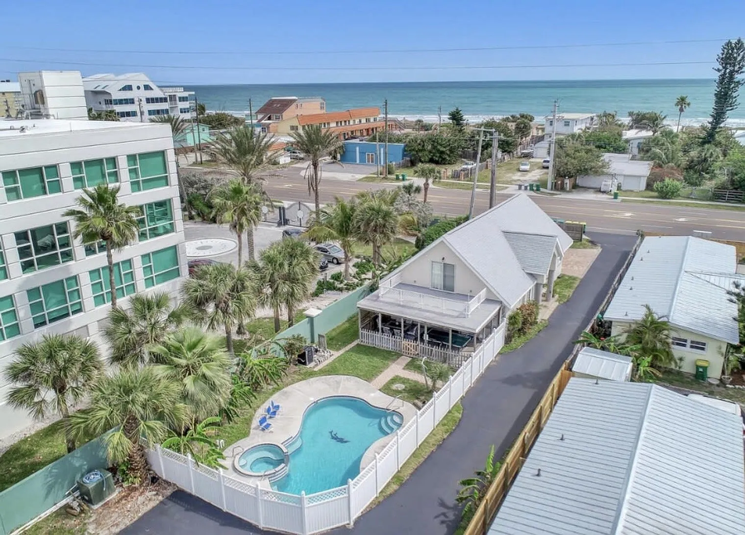 6 bed, 4.0 bath, $7,880 — Photo 4
