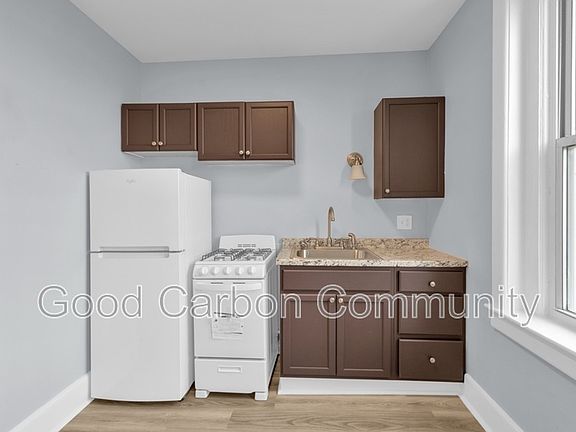 4th image of 131 Allen St APT 15
