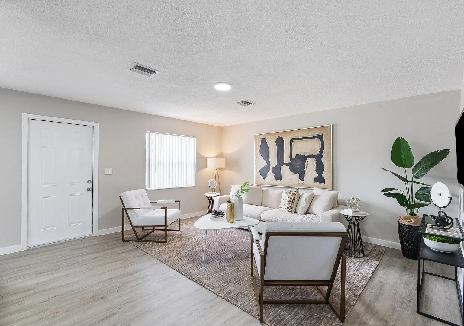 !Renovated! * 2bed/1bath Apartment - Croissant Park! — Photo 2