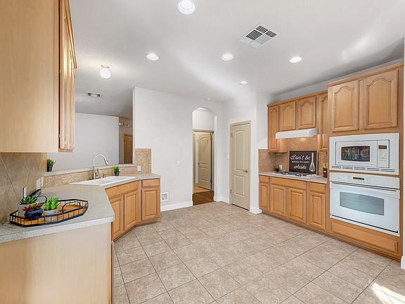 4th image of 404 Las Colinas Dr