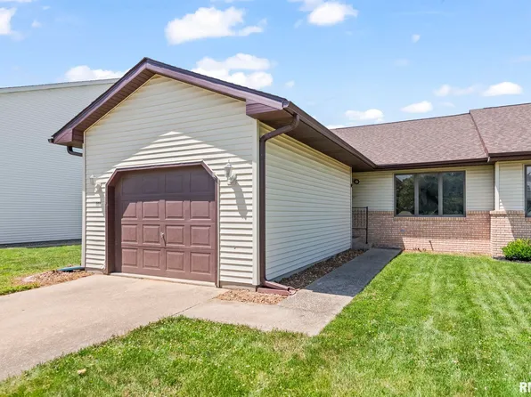 301 Wintergreen Dr, Chatham, IL 62629