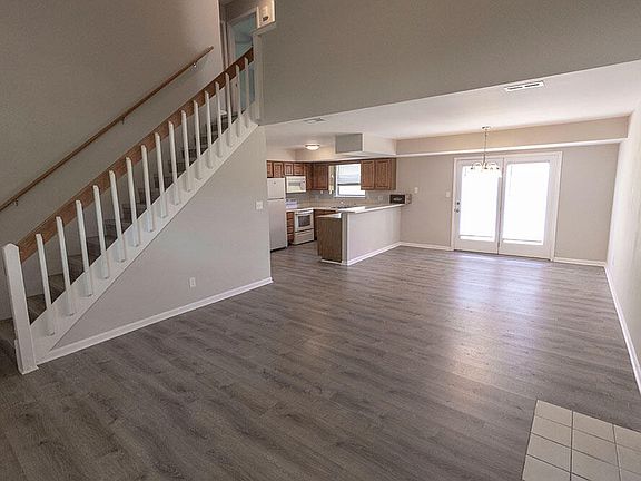 3rd image of 1915 Greenleaves Ct