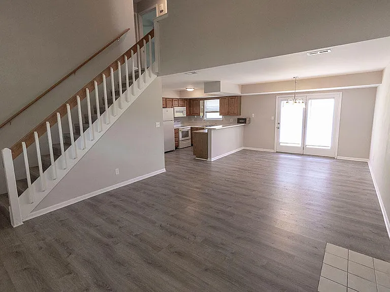 1915 Greenleaves Ct — Photo 3