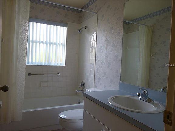 5th image of 303 Caloosa Woods Ln