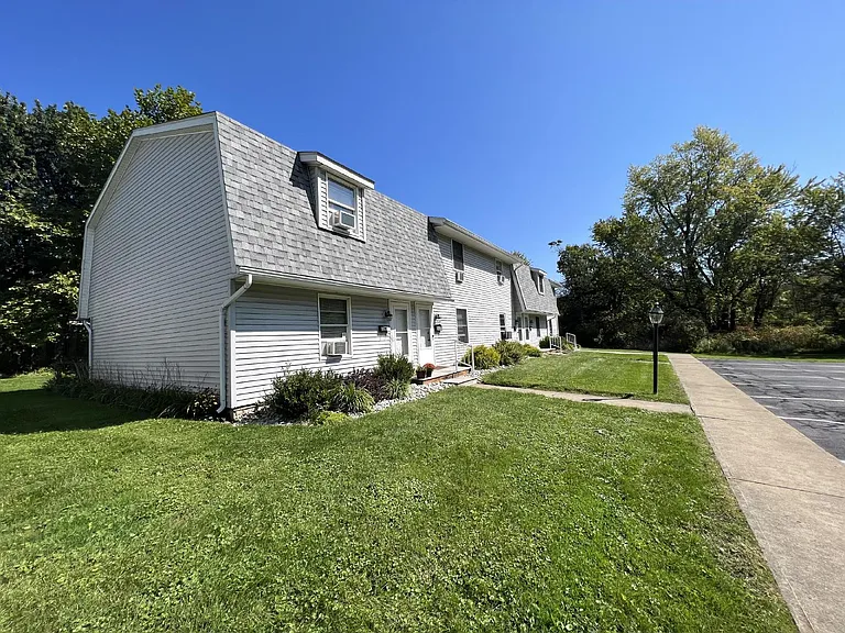 117 Marsh Ln #4 — Photo 2