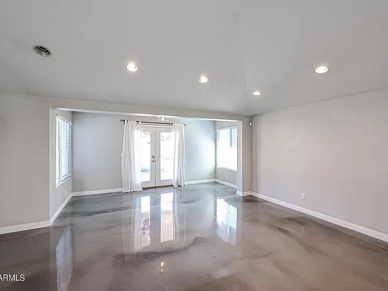 1034 E Elm St — Photo 9