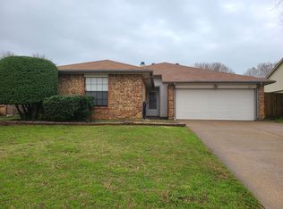 301 Hemlock Dr, Arlington, TX 76018
