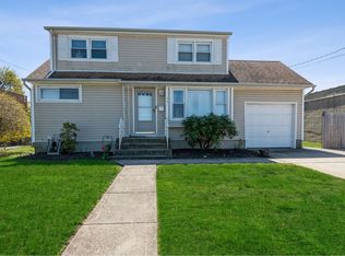 469 39th St, Lindenhurst, NY 11757