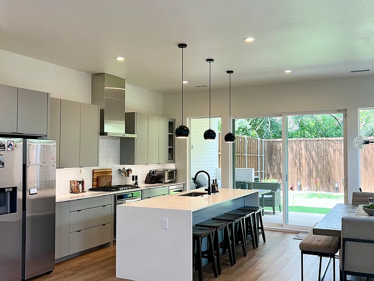 2407 Crossman Ave — Photo 4