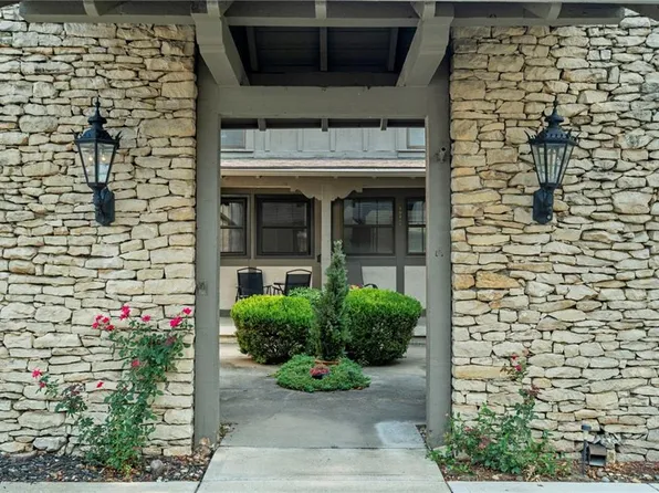 10215 Conser St, Overland Park, KS 66212