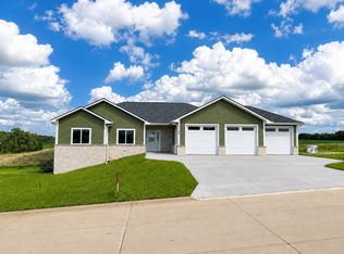 1106 Ione Dr, Peosta, IA 52068