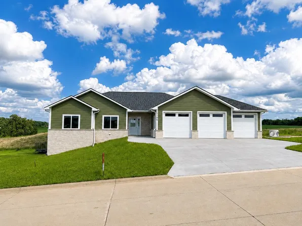 1106 Ione Dr, Peosta, IA 52068