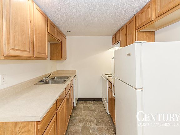 3rd image of 922 C St APT 2