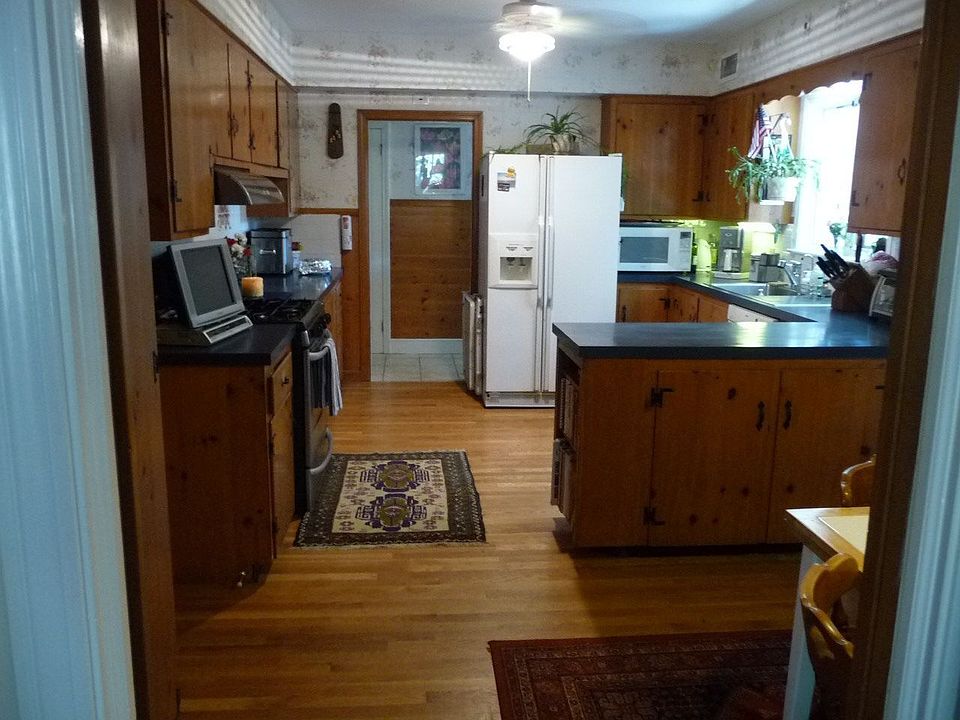Eat-In Kitchen