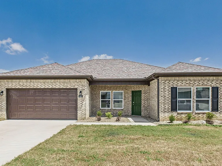 832 Pine Tree Rd — Photo 1