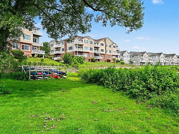 3rd image of 1011 Lake Ridge Dr Unit 201