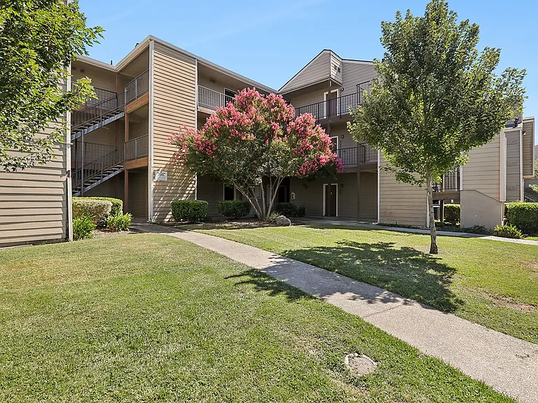 California Place Apartments — Photo 12