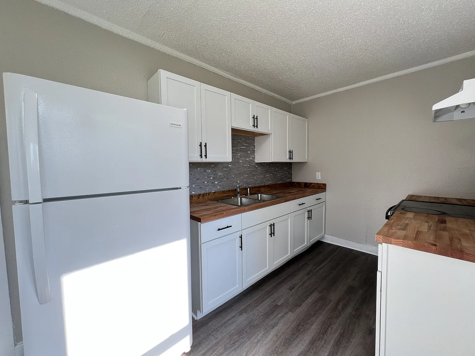 1008/1010 Rhomberg Avenue - 1/2 — Photo 2