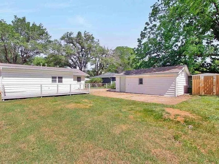 640 N Abilene Ave — Photo 3