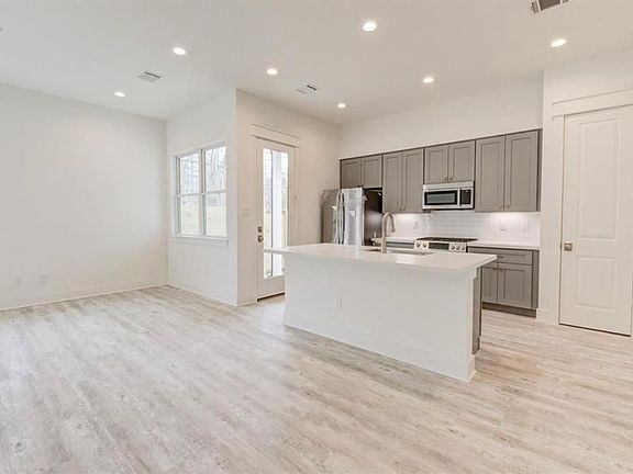 4th image of 2577 Judiway St