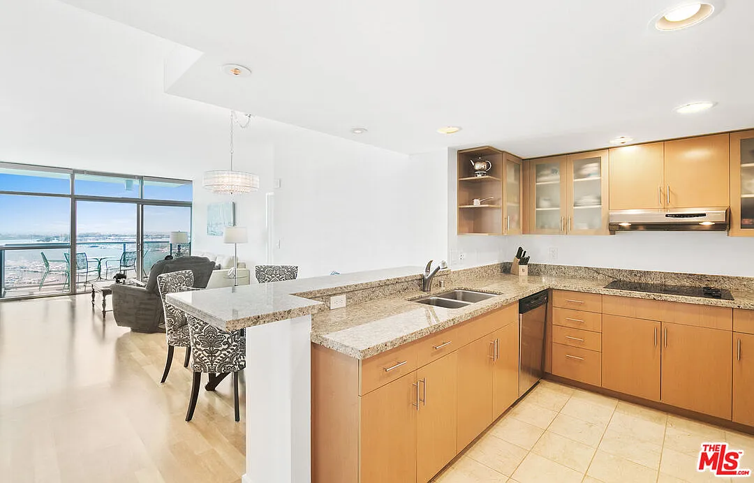 2 bed, 2.5 bath, 1630 sqft, $6,800 — Photo 3