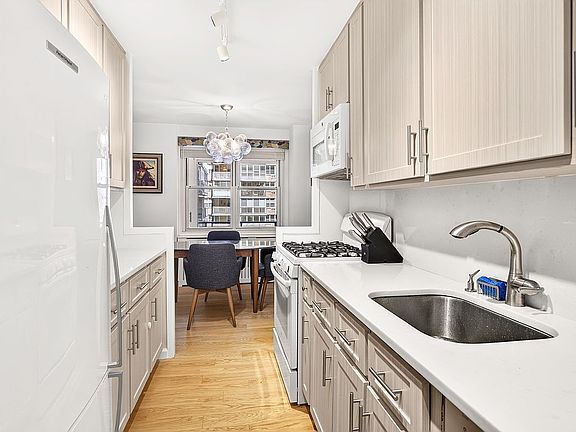 5th image of 303 W 66th St APT 4KE