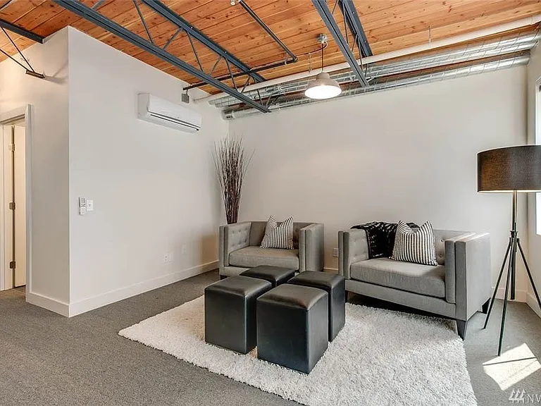 2405 Harbor Ave SW — Photo 9