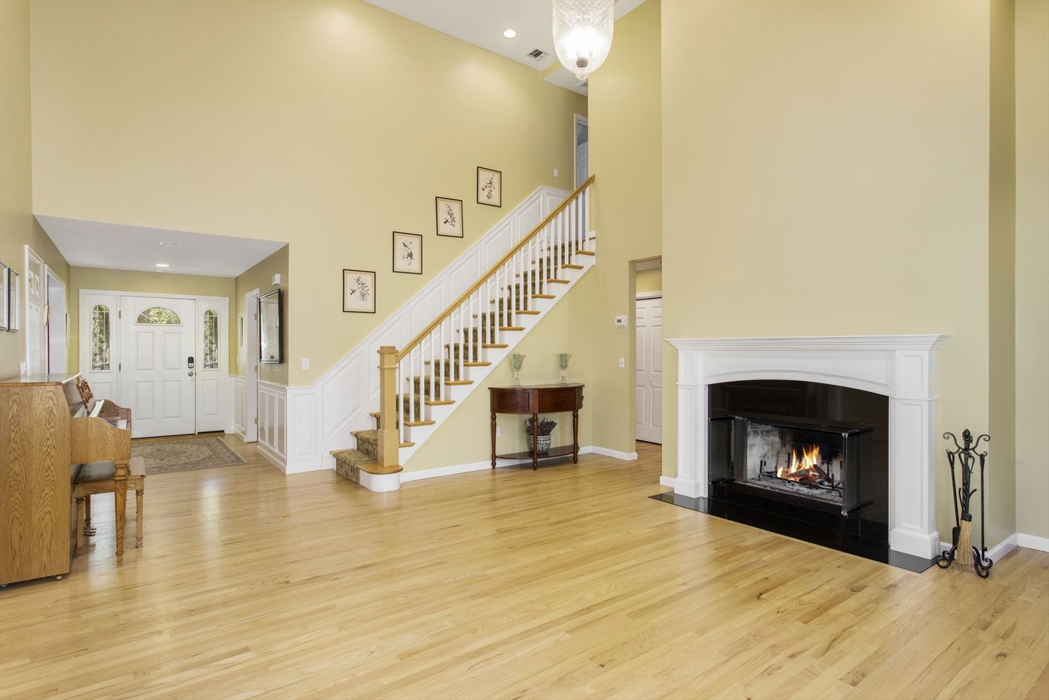  Great Room with Fireplace 