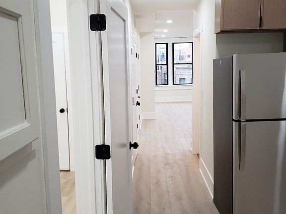 3rd image of 944 N Damen Ave