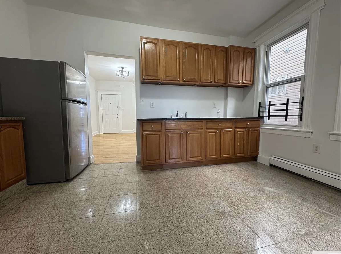 3 bed, 1000 sqft, $2,250 — Photo 1