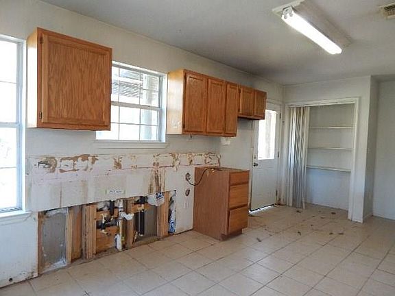 5th image of 15910 W Loop Dr