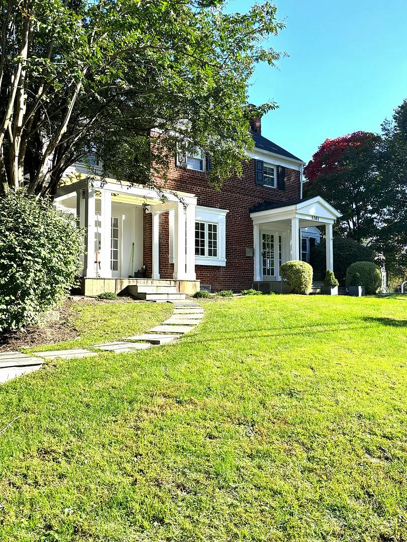 Bethesda Sparkling Colonial - great entertaining inside and out — Photo 2