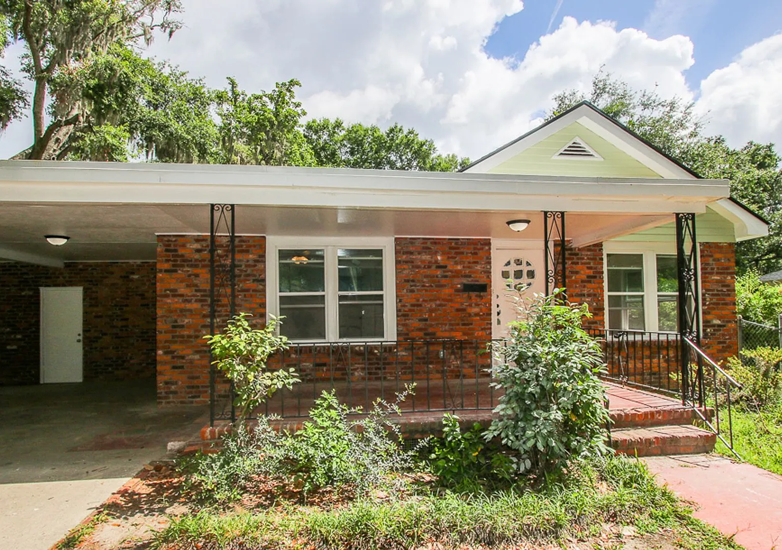 Spacious 4 Bedroom, 2.5 Bath Home in Savannah, GA — Photo 1