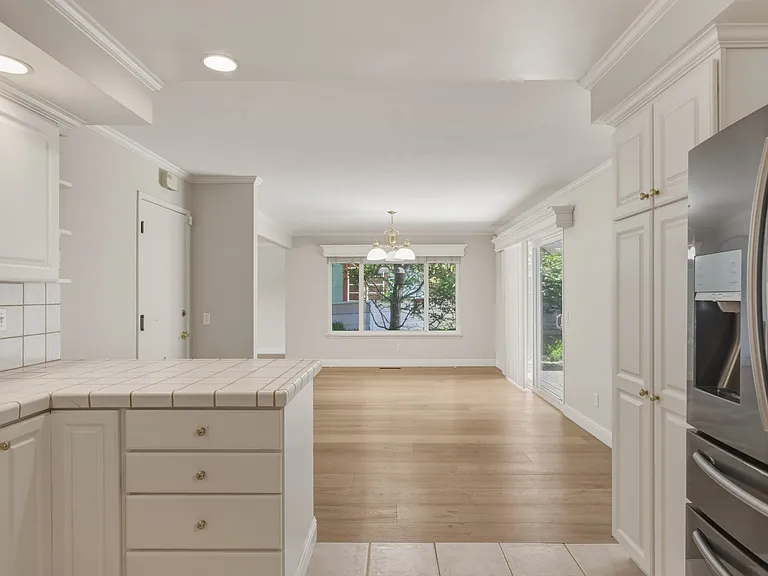 657 Spazier Ave — Photo 14