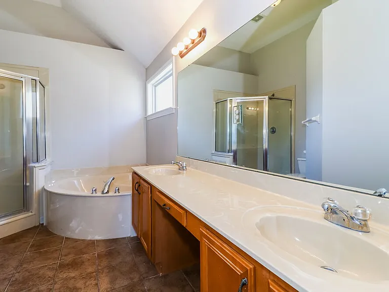 10050 Bloomsbury Ave — Photo 13