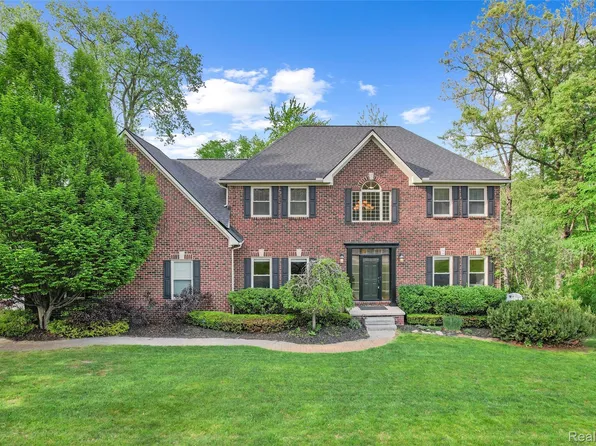 10099 Fernbrooke Dr, Brighton, MI 48116