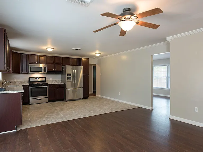 906 Lazy Ln — Photo 10
