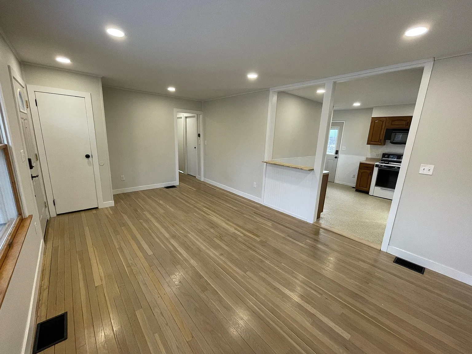 3 bed, 900 sqft, $2,000 — Photo 4