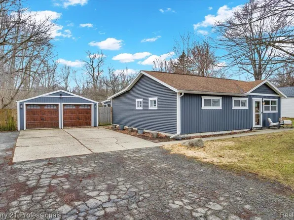 7079 Felix Dr, Clarkston, MI 48346