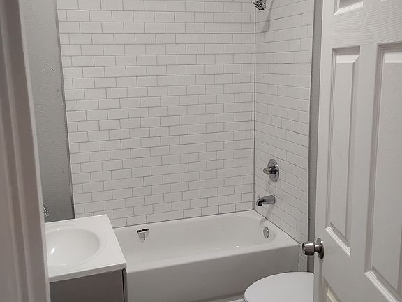 3rd image of 1105 Azalia St