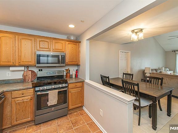 5th image of 454 Cambridge Dr
