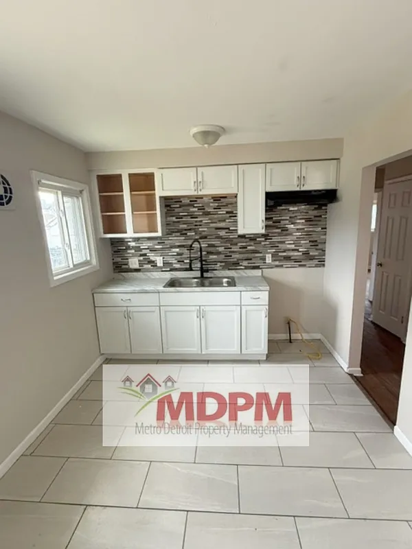 3 bed, 852 sqft, $1,295 — Photo 1